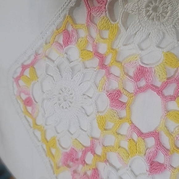 Vintage handmade white pillowcases with white yellow pink doilies tatting added - Picture 11 of 11